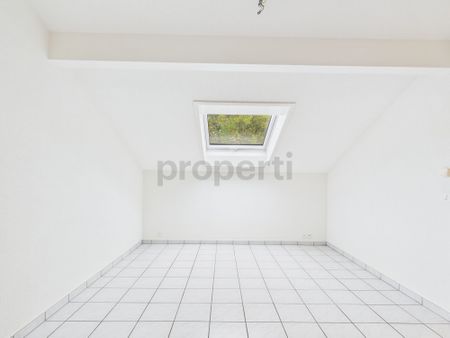 Moderne 3.5-Zimmer-Dachwohnung an ruhiger Lage mit heller Wohnatmosphäre in Reinach - Photo 2