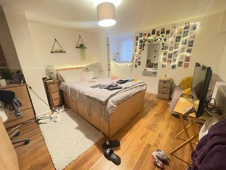 5 bedroom flat to rent - Photo 3
