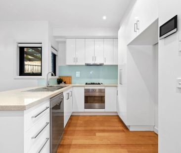 Stylish Two-Bedroom Townhouse in a Superb Location - Photo 5