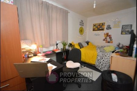 3 Bedroom Flat, Hyde Park, Leeds - Photo 4