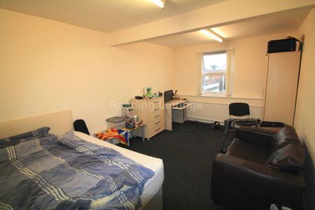 3 bedroom flat to rent - Photo 3