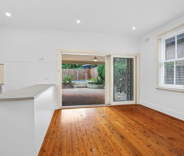 Charming Family Home with Swimming Pool - Photo 5