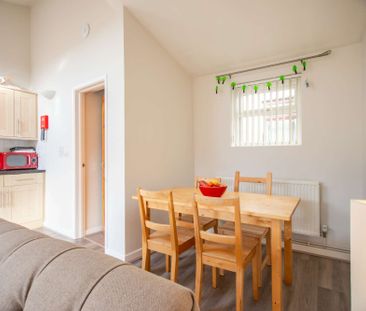 Luxury 4 bedroom house in the heart of Cathays - Photo 2