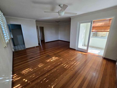 Large 2 bedroom apartment with Lock up garage - Photo 5