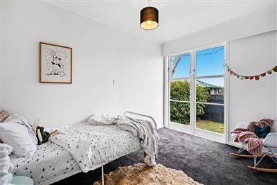 Charming 3-Bedroom Bungalow in Hillcrest, Auckland - Photo 4