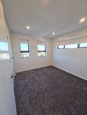 Spacious 2-Bedroom Townhouse - Ranui - Photo 1