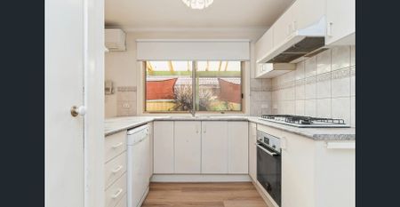 Gorgeous 3-Bedroom Family Home in Prime Location Cranbourne West - Photo 4