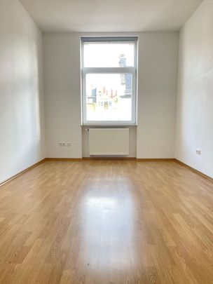 *RICHTIG TOLLE WOHNUNG MIT DESIGN-PARKETT, BALKON u. EBK* - Foto 1