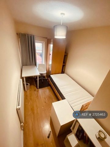 1 bedroom in a house share to rent - Photo 2