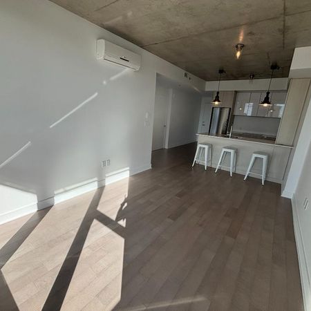 Libre immédiatement Condo 3 1/2 avec chambre fermée dans NDG. Très propre et lumineux. Électroménagers et eau chaude incluses. - Photo 4