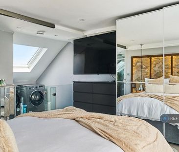 1 bedroom in a flat share to rent - Photo 2