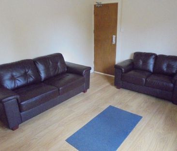 4 bedroom end of terrace house to rent - Photo 1
