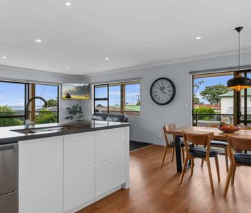 Elevated Family Living with Views - Private & Spacious - Photo 1