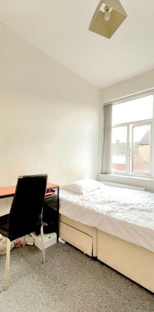 Room in a Shared House, Romney Street, M6 - Photo 1