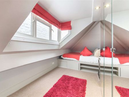 A two bedroom flat in the heart of Earls Court. - Photo 4