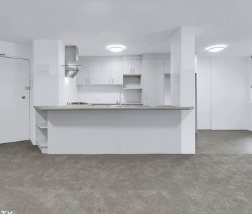 Spacious 2 Bedroom Apartment in small complex (Unfurnished) - Photo 4