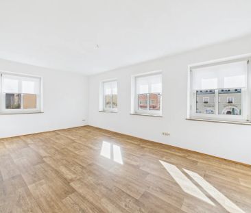 Geräumige 2-Zimmer-Wohnung in älterem Gebäude inmitten des Marktes ... - Foto 1