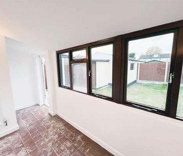 King Edward Avenue, Rainham, RM13 - Photo 3