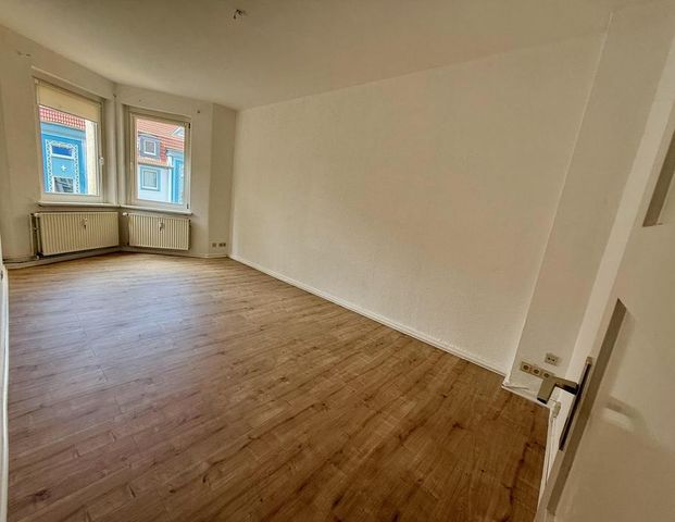 Altbau-Charme: 2-ZKB, Balkon inkl. Einbauküche - Foto 1