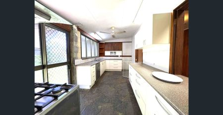 HUGE FAMILY HOME WITH POOL - Photo 4