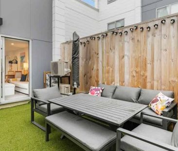 Near new 2 bedroom duplex - Photo 4