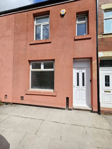 3 Bed Terraced House, Southbourne Street, M6 - Photo 4