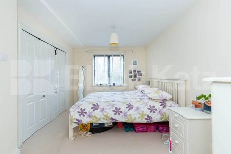 3 bed 2 bathroom property located within a gated developement in Holloway - Photo 4