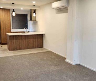 Light, bright and two double bedroom and two bathroom townhouse! - Photo 3