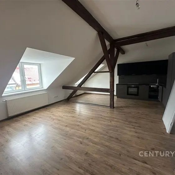 Pronájem útulného podkrovního bytu 2+kk v ulici 28. října 1080/24 v Chomutově - Fotografie 1