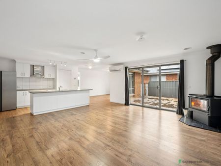 Lovely Family Home with Great Shedding! - Photo 2