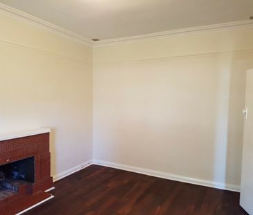 Charming 3-Bedroom Home for Rent in Joondanna - Photo 2