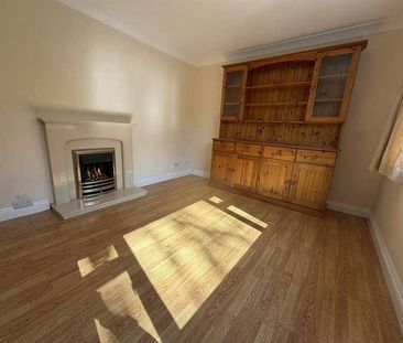 Essex Square, Salisbury, SP2 - Photo 2