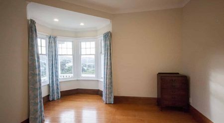 Stunning harbour views, sunny close shops etc - Photo 2