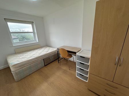 1 bedroom in a house share to rent - Photo 2