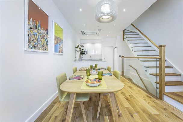 4 bedroom mews to rent - Photo 1