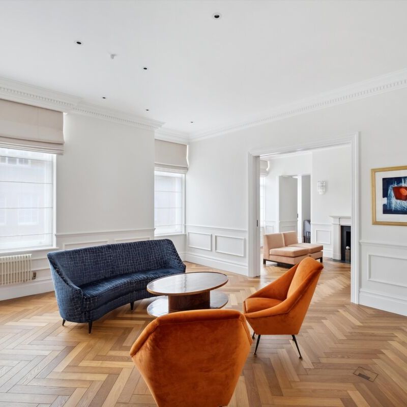 A superb apartment located on Kensington Court Gardens, W8. - Photo 1