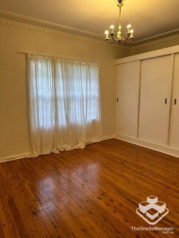 COMFORTABLE FAMILY HOME IN CONVENIENT LOCATION - Photo 3