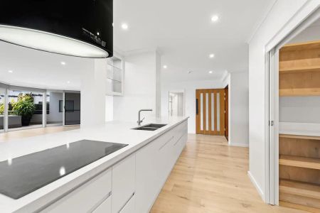 “BREATHTAKING 4 BED 3 BATH WITH PRIME CITY VIEW - Rent increase to $1950 from 09/11/2025” - Photo 3
