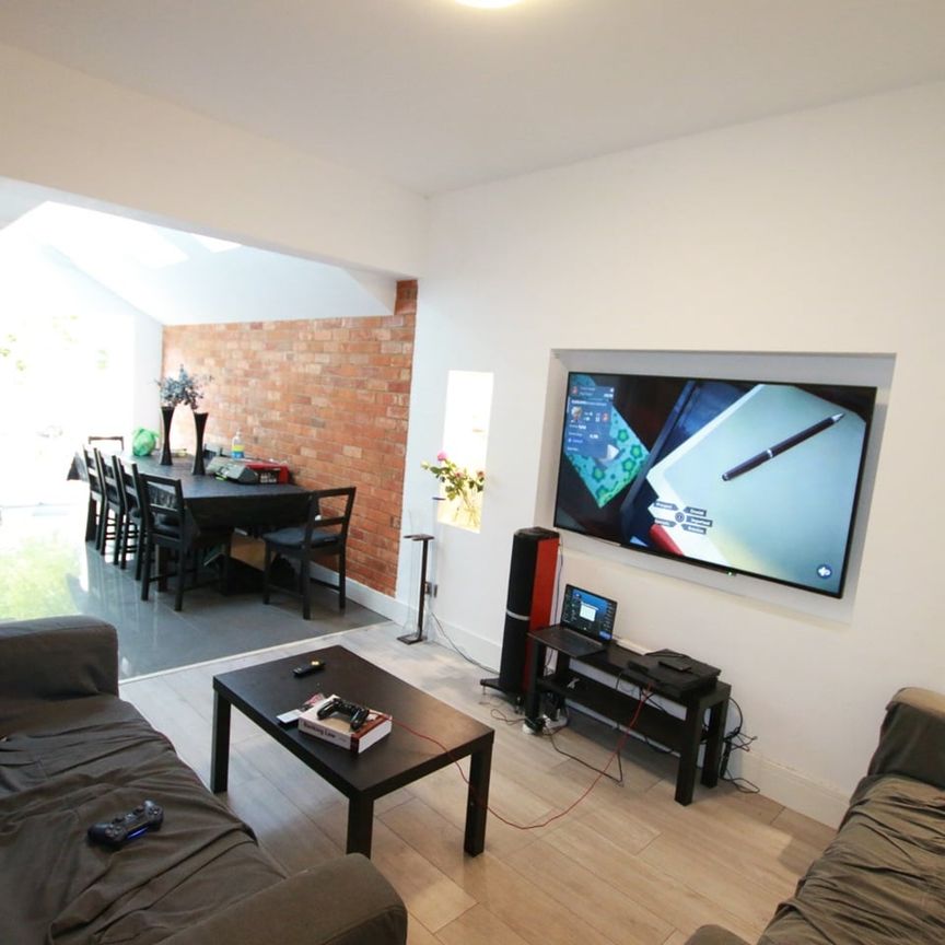 6 Bed Detached House, Donnington Road, RG1 - Photo 1
