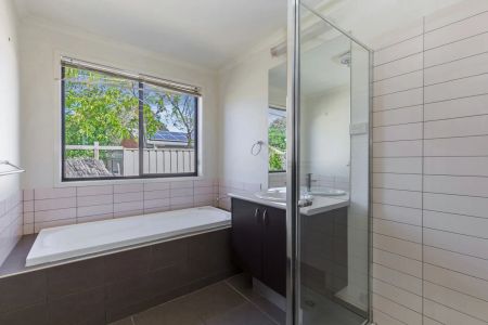 Private Court Living with Everyday Convenience in East Bendigo - Photo 5