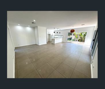 Beautifully Renovated Bungalow - Photo 4