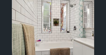 Light-Filled Two Bedroom Apartment In Art Deco Block - Photo 4