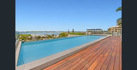 2 Bedroom, 2 Bathroom Sun Drenched Unfurnished Apartment with stunning views of the Broadwater. - Photo 2