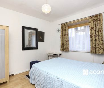 Flat to rent - Moremead Road, Catford, SE6 - Photo 2