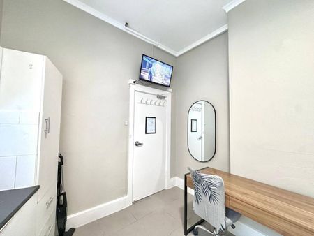 Ensuite Room for Rent in the Heart of Oxford Street - Photo 4