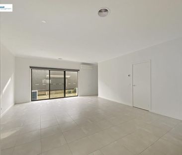 Modern Three-Bedroom Townhouse in a Great Cranbourne North Location - Photo 1