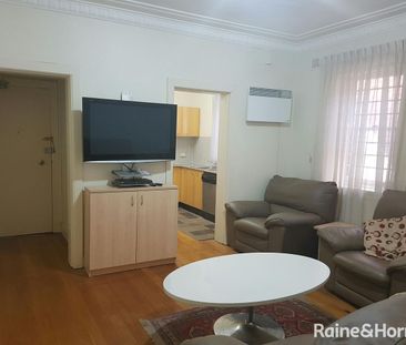 Spacious Two-Bedroom Unit in the Heart of Randwick - Photo 3