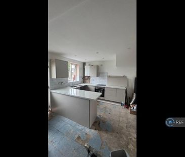 4 bedroom semi-detached house to rent - Photo 1