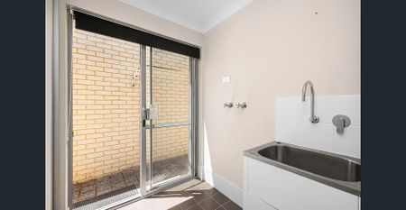 UNFURNISHED 2 BEDROOM HOME IN DOUBLEVIEW - Photo 2