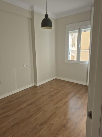 Alquiler piso Seminuevo en el Centro de Málaga! - Photo 2